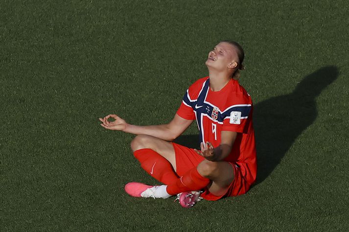 Erling Haaland fagnar hér fyrsta marki sínu á heimsmeistaramótinu sem var jafnframt það fyrsta sem Norðmenn skora á HM í 28 ár.
