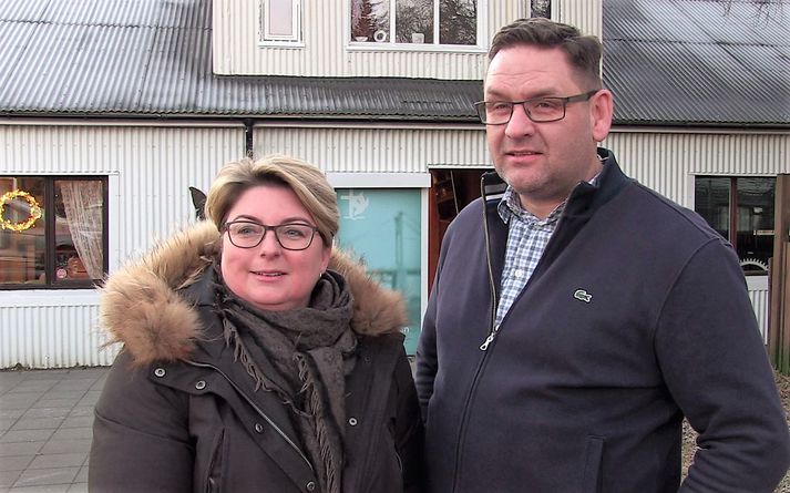 Hjónin Ásta Björk Ólafsdóttir og Sigurður Lárusson sem eiga heiðurinn af matarboðinu á aðfangadagskvöld, ásamt börnum sínum í sal Hvítasunnukirkjunnar á Selfossi.