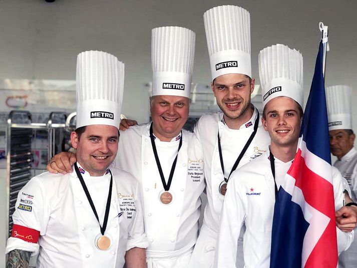 Frá vinstri, Viktor Örn Andrésson, þjálfari Bjarna, Sturla Birgisson dómari, Bjarni Siguróli Jakobsson, sem keppir í ­Bocuse d'Or matreiðslukeppninni á næsta ári, og Ísak Þorsteinsson, aðstoðarmaður hans.