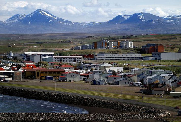 Samkvæmt tillögu nefndar á vegum forsætisráðherra munu um eitt hundrað störf færast til Skagafjarðar á næstu árum.