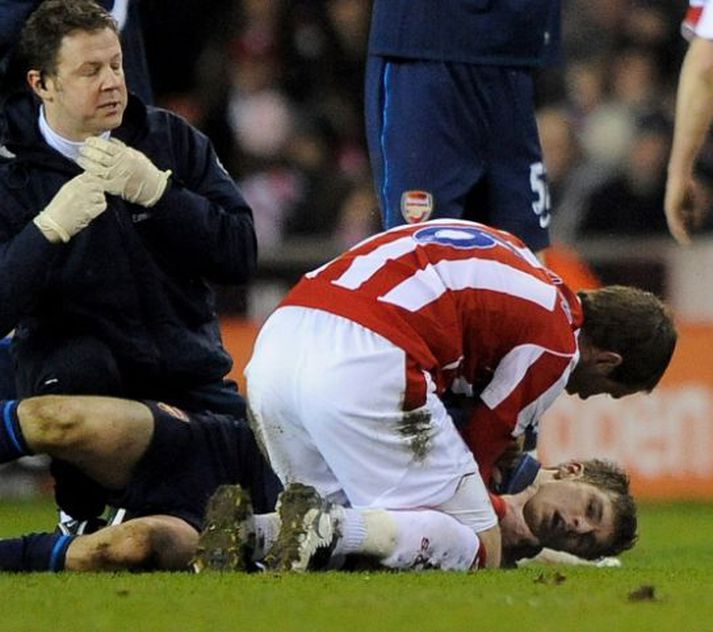 Aaron Ramsey liggur þjáður.
