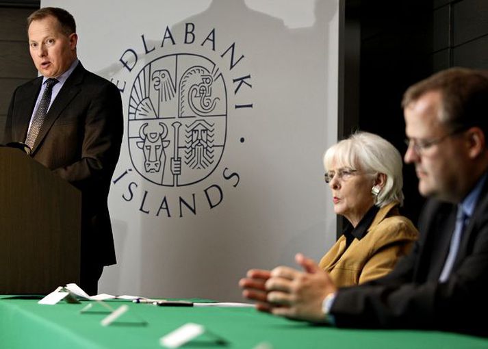 Svein Harald Öygard, þáverandi seðlabankastjóri, skrifaði undir umsögn bankans til Alþingis í sumar þar sem varað var við því að lækka laun yfirmanna bankans niður að ráðherralaunum og láta þá lækkun ganga niður launastigann.Fréttablaðið/Valli