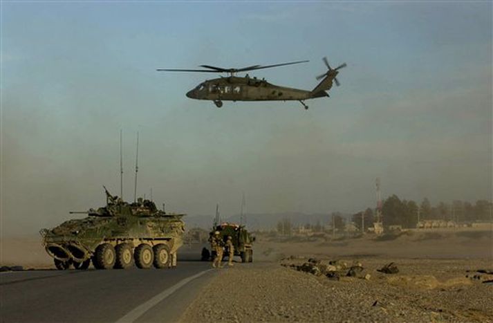 Frá vettvangi sjálfsmorðsárásar í Kandahar-héraði í dag. Ráðist var gegn NATO-hermönnum en engan þeirra sakaði.