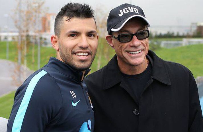 Van Damme er hrifinn af knattspyrnumönnum. Hann er hér með Sergio Aguero, leikmanni Man. City.