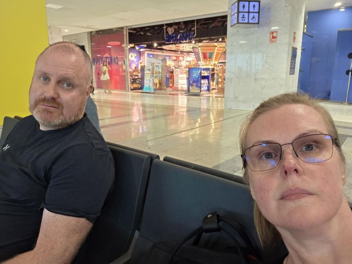 Það var bið, endalaus bið hjá Klemenz Bjarka og Unni á flugvellinum á Tenerife. Þau voru komin heim til sín í Svarfaðardal upp úr hádegi í dag eftir að hafa verið vakandi í 31 klukkustund.