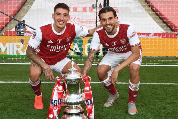 Spánverjarnir Hector Bellerin (til vinstri) og  Dani Ceballos fagna bikarmeistaratitli Arsenal í ágúst.