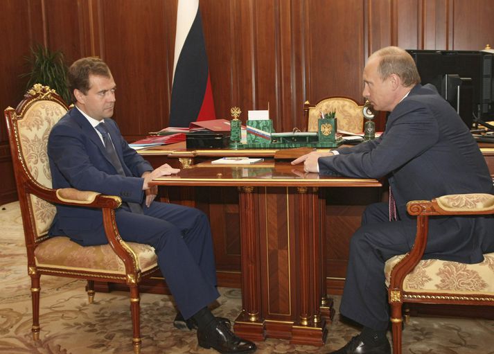 Putin, ásamt Medvedev forseta Rússlands. Mynd/ AP.