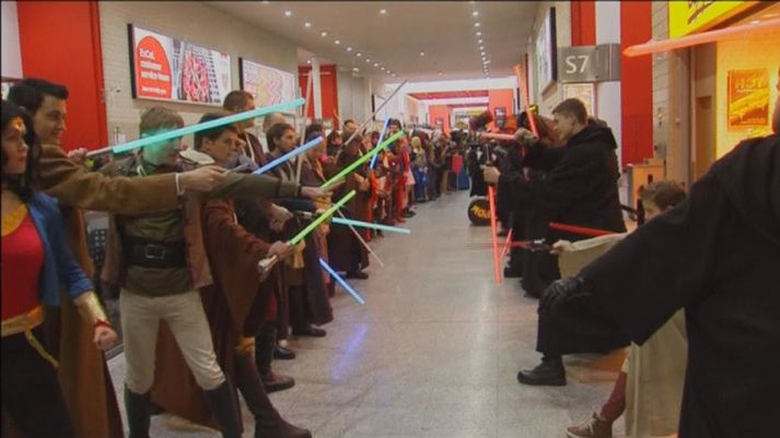 Ekkert var til sparað við gerð margra búninganna og sjá mátti ýmsar kunnuglegar persónur, t.d. úr vísindaskáldsögum og Disney myndum.