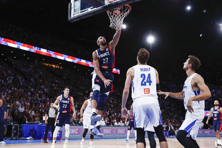 Rudy Gobert, leikmaður Frakka, treður boltanum í leiknum í dag. Gobert var með tvöfalda tvennu í leiknum, 20 stig og 17 fráköst.