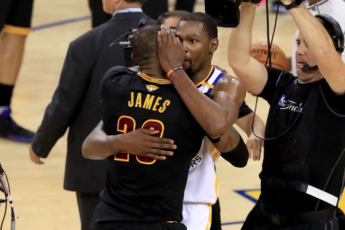 Kevin Durant og LeBron James áttu stund eftir leikinn.