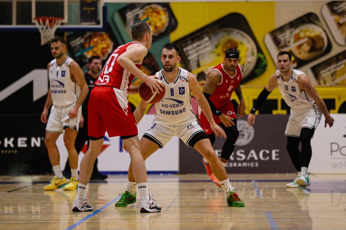 Kári Jónsson bíður hér eftir að Kristófer Acox komi og setji hindrun fyrir sig og þá lenda varnarmenn mótherjans oft í vandræðum.