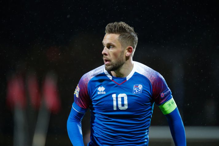 Gylfi Þór Sigurðsson í íslenska landsliðsbúningnum með gamla KSÍ-merkinu á.