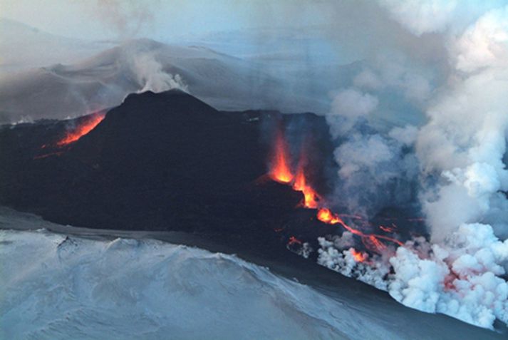 Ljósmyndarinn Haukur Snorrason tók þessar myndir í morgun. Þær sýna nýju sprunguna.
