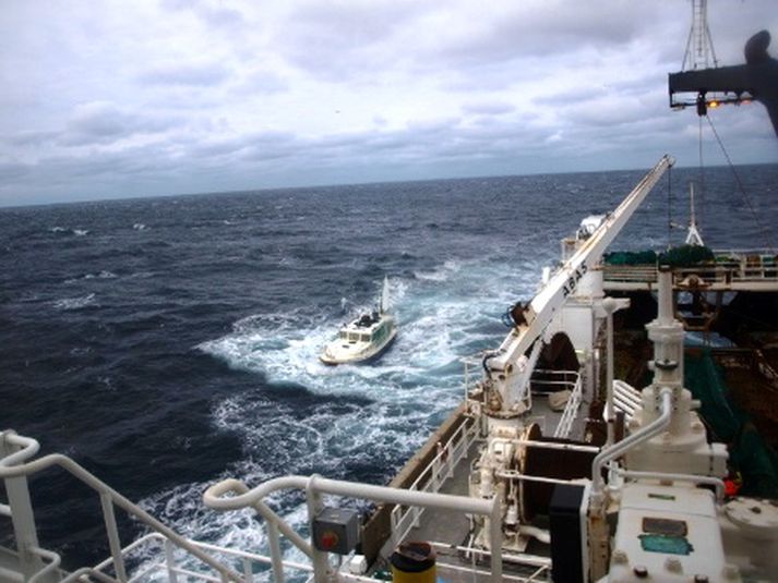 Guðmundi Áskelssyni skipverji á Guðmundi í Nesi tók myndina.