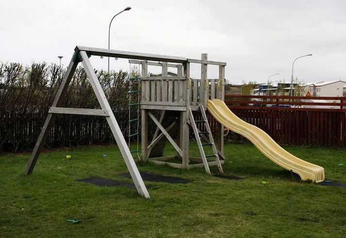 Rólan var tekin niður eftir að drengurinn lést. Afi drengsins vill að soglegt fráfall sonarsonarins verði öðrum víti til varnaðar.