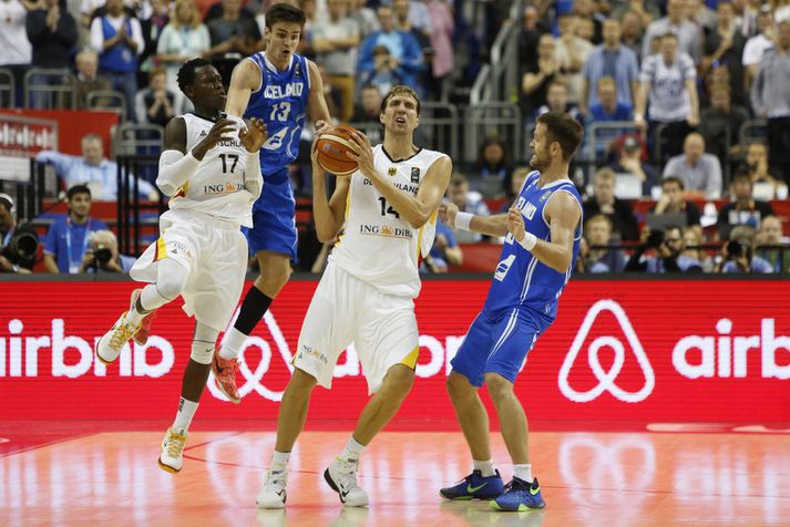 Dirk Nowitzki í leiknum á móti Íslandi í gær.