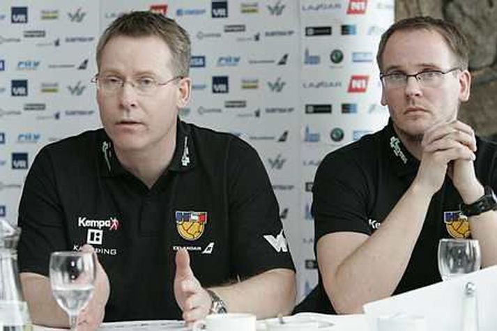 Landsliðsþjálfarinn Guðmundur Guðmundsson og Óskar Bjarni Óskarsson aðstoðarþjálfari.