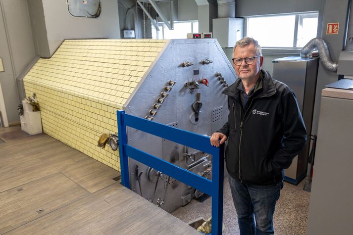 Kári Aðalsteinsson, sviðsstjóri fasteigna Kirkjugarðanna, við líkbrennsluofninn í Fossvogskirkjugarði. Hér er ofninum stýrt. 