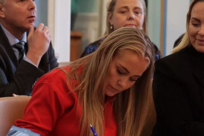 Edit undirritaði drengskaparheit að stjórnarskránni í gær. 