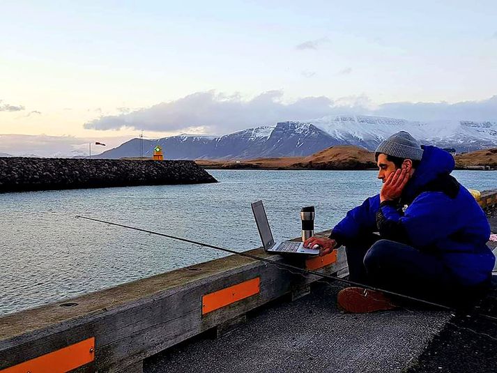 Muhammed að veiða sér í matinn og notar tímann til að slaka á og læra.