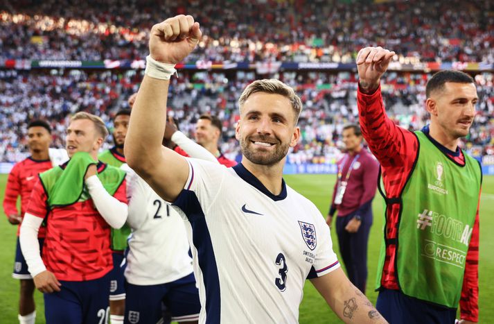 Luke Shaw fagnar sigri enska landsliðsins í átta liða úrslitum Evrópumótsins.