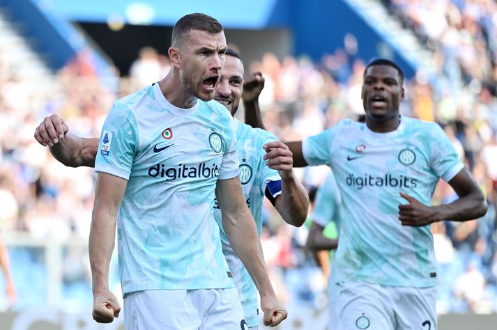 Edin Dzeko skoraði bæði mörk Inter gegn Sassuolo.