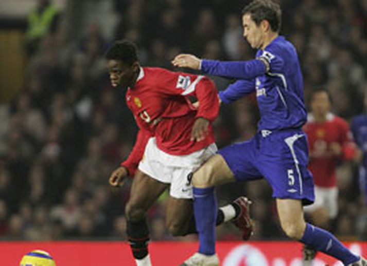 Louis Saha og David Weir berjast um boltann á Old Trafford nú síðdegis.