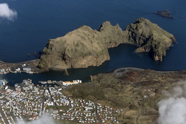 Vestmannaeyjar eru nokkuð háðar greiðum samgöngum við meginlandið.