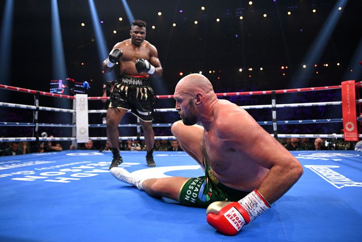 Francis Ngannou gerði sér lítið fyrir og sló Tyson Fury niður í bardaga þeirra á laugardaginn.