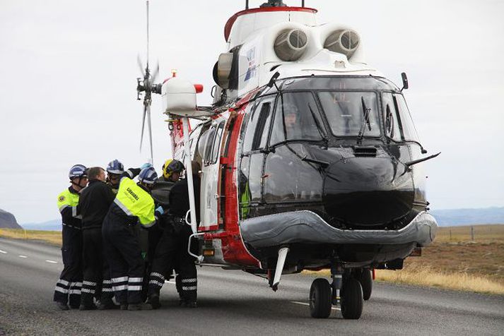 Af vettvangi. Tvímenningunum sem mest slösuðust var haskað til Reykjavíkur þar sem þeir komust undir læknishendur.
