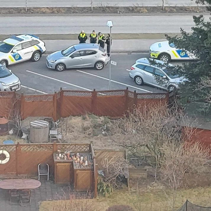 Lögreglan stöðvaði manninn við Skeiðarvog eftir eltingarleikinn. Maðurinn ók silfraða bílnum sem lögregluþjónarnir standa yfir.