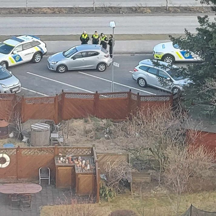 Lögreglan stöðvaði manninn við Skeiðarvog eftir eltingarleikinn. Maðurinn ók silfraða bílnum sem lögregluþjónarnir standa yfir.