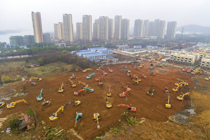 Kínverjar hófu byggingu nýs spítala í lok janúar í borginni Wuhan til að hlúa að sjúklingum með veiruna.