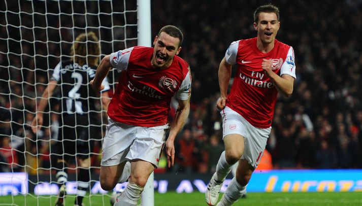 Thomas Vermaelen fagnar sigurmarki Arsenal í kvöld.