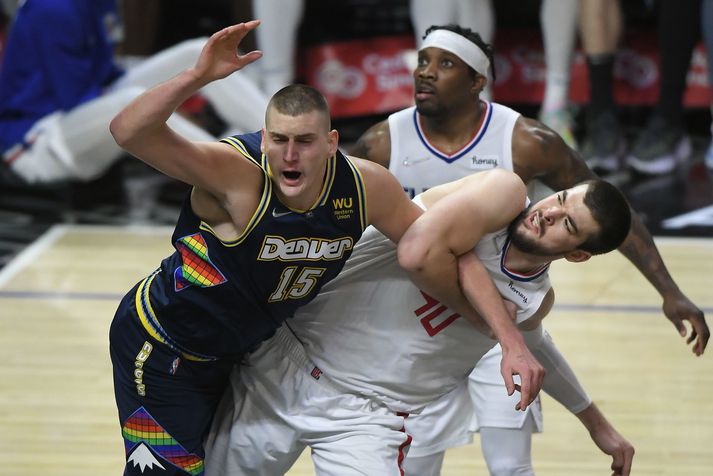 Leikmenn Los Angeles Clippers beittu ýmsum brögðum til að stöðva Nikola Jokic.