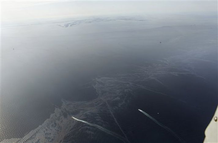 Olíuflekkurinn berst stöðugt nær landi,