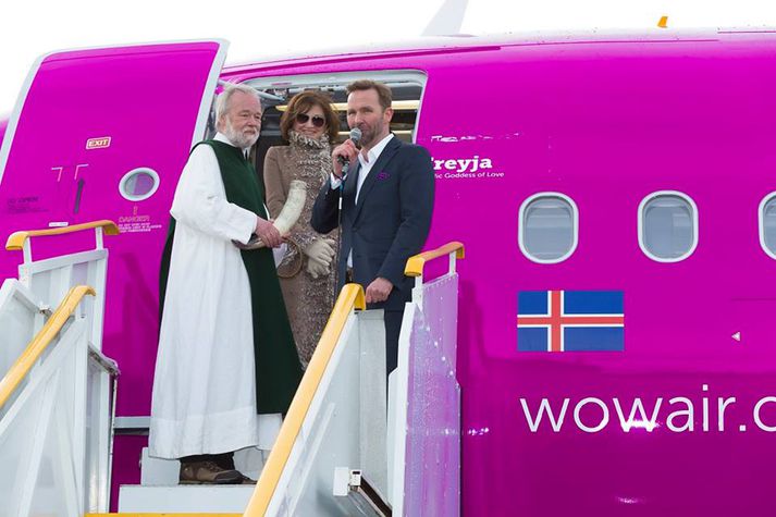 Skúli ásamt Hilmari Erni Hilmarssyni allsherjargoða og Dorrit Dorrit Moussaieff þegar ný flugvél í flota WOW, Freyja Airbus 321, var kynnt til sögunnar.