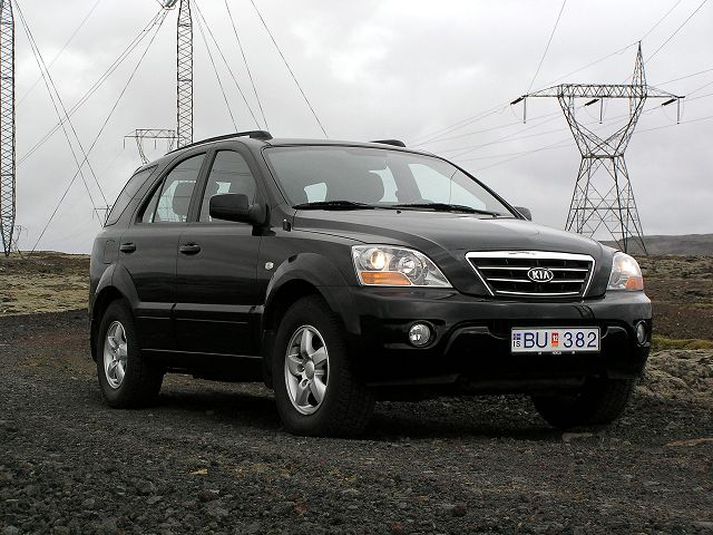 Kia Sorento BL 2007 Ekki er annað að sjá en að jeppinn kunni vel við sig á malarslóða á Hellisheiði. Framleiðandinn hefur látið til sín taka í samkeppni og var stigið stórt skref hjá KIA þegar árið 2006 var ráðinn þangað einn áhrifamesti bílahönnuður heimsins, Peter Schreyer, sem áður var hjá Volkswagen AG.