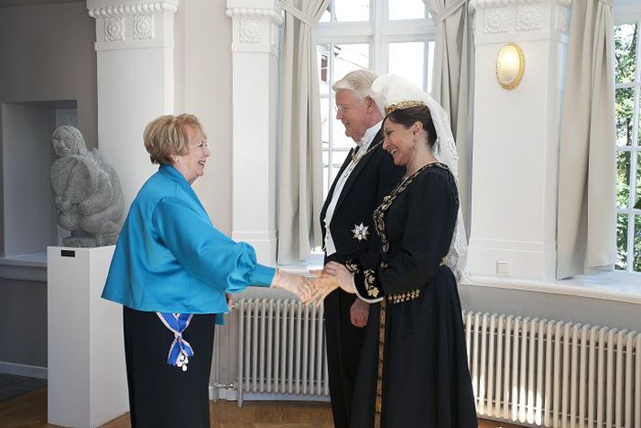Vigdís Finnbogadóttir, forveri Ólafs Ragnars í embætti forseta Íslands, heilsaði forsetahjónunum eftir að Ólafur sór embættiseið á Alþingi í gær