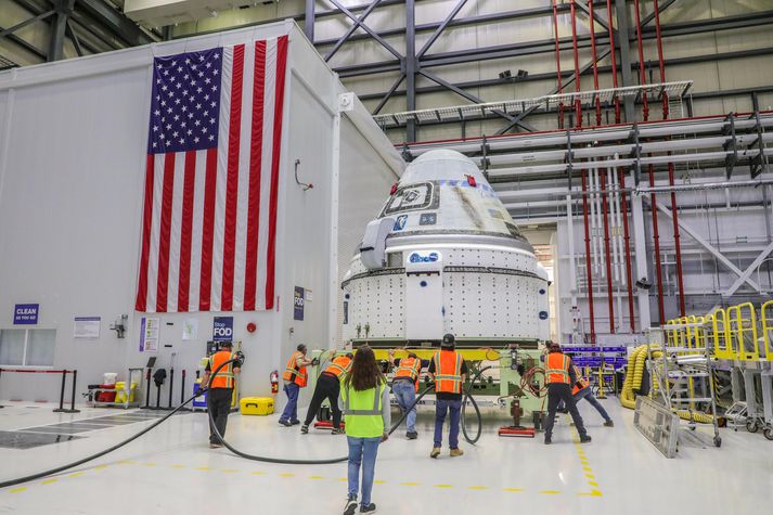 Starfsmenn Boeing að dæla eldsneyti á Starliner geimfarið sem bera á geimfara til geimstöðvarinnar í næsta mánuði.