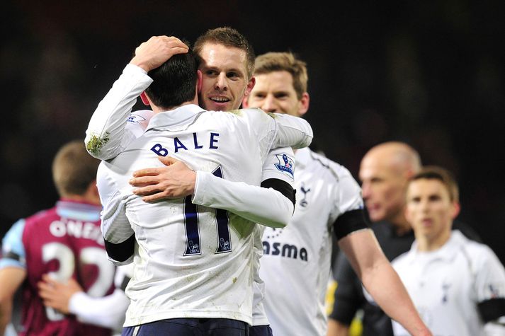 Gylfi fagnar með Gareth Bale er þeir voru báðir í Spurs.