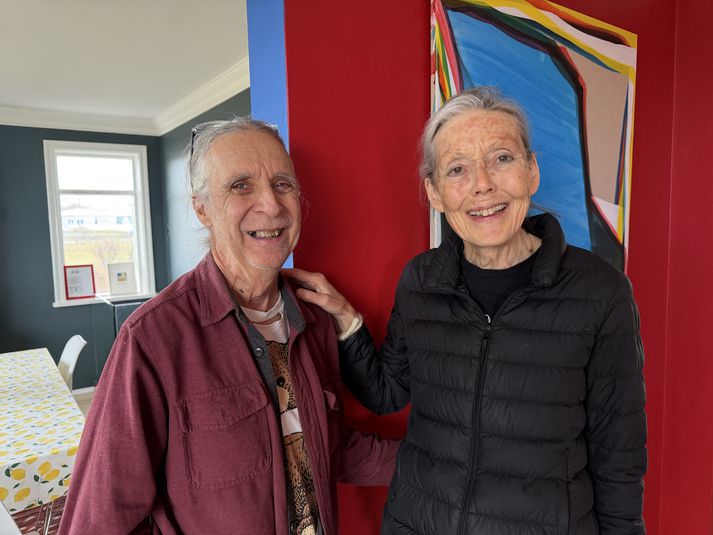Hjónin Robert Currie og Anne Carson búa á Ægisíðu og eru höfðingjar heim að sækja. Daginn eftir að Carson hlaut Nóbelsverðlaun í bókmenntum ræddu þau hjónin við blaðamann í hálftíma um bókmenntir, Ísland og ýmislegt annað.