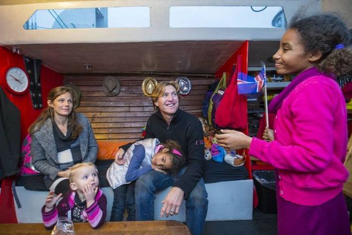 Fjölskyldan býr í lítilli skútu við Reykjavíkurhöfn.
