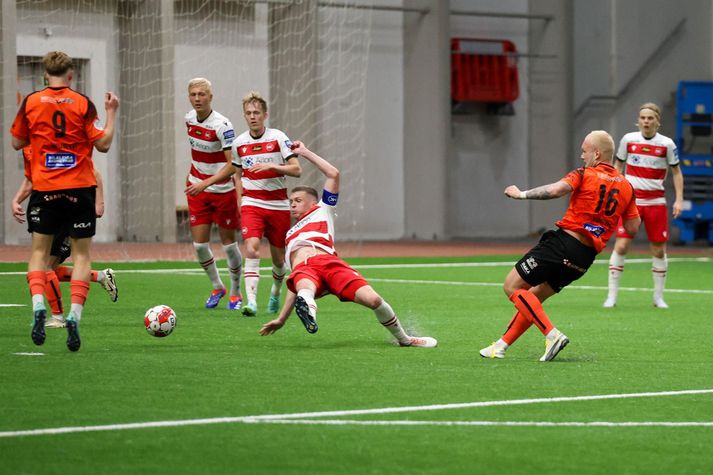 Emil Ásmundsson skorar fyrra mark Fylkis gegn HK.