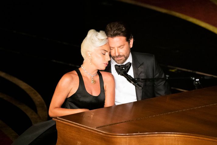 Lady Gaga og Bradley Cooper við píanóið á Óskarsverðlaununum í nótt.