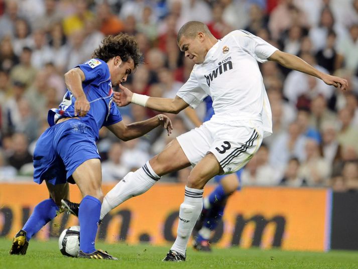 Pedro León sólar hér Pepe í leik á móti Real Madrid á síðasta tímabili.