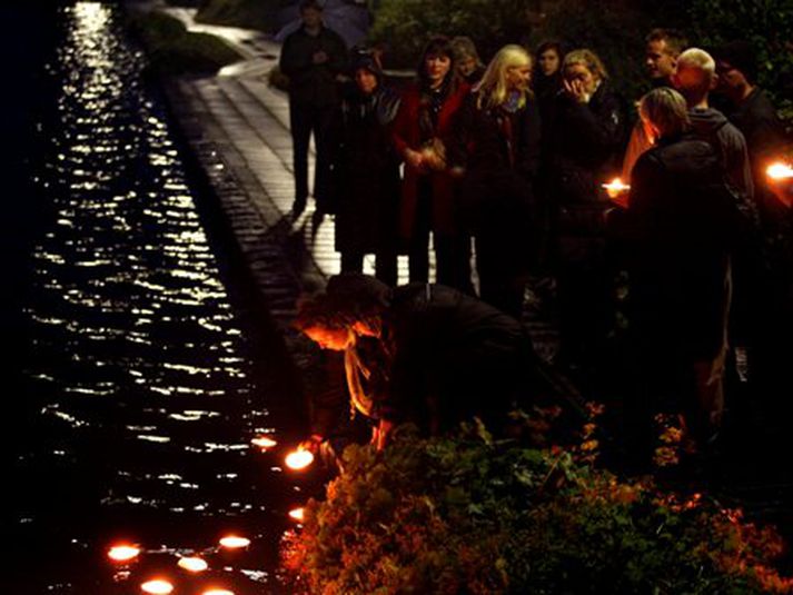 Aðstandendur fleyttu einnig kertum á Tjörninni á síðsta ári