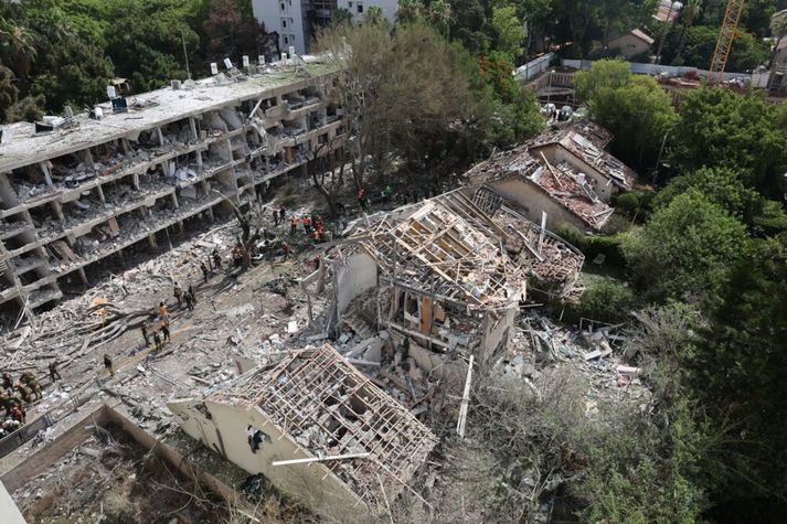 Íbúðablokkir í rúst í Tel Aviv eftir árás Íranshers í dag.