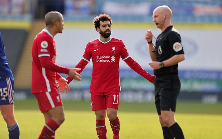 Thiago og Salah ósáttir við Anthony Taylor í dag.