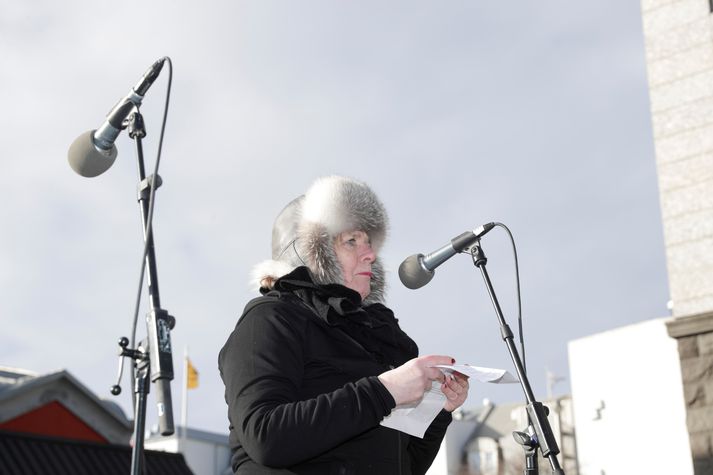 Elísabet Jökulsdóttir, skáldkona, segir að með því að tala opinskátt um fátækt komist upp um hina raunverulegu glæpamenn í íslensku samfélagi.